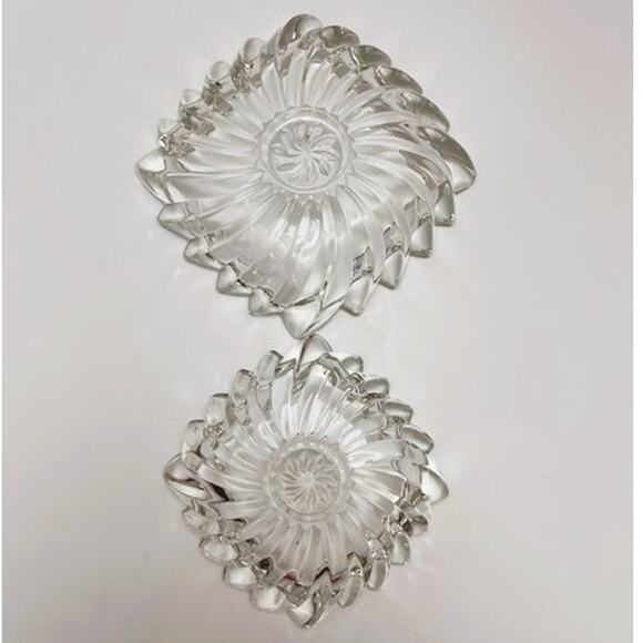 Vintage Pair of Pressed Glass Nesting Flared Flower Trinket Dishes (1960s) - Picture 4 of 5